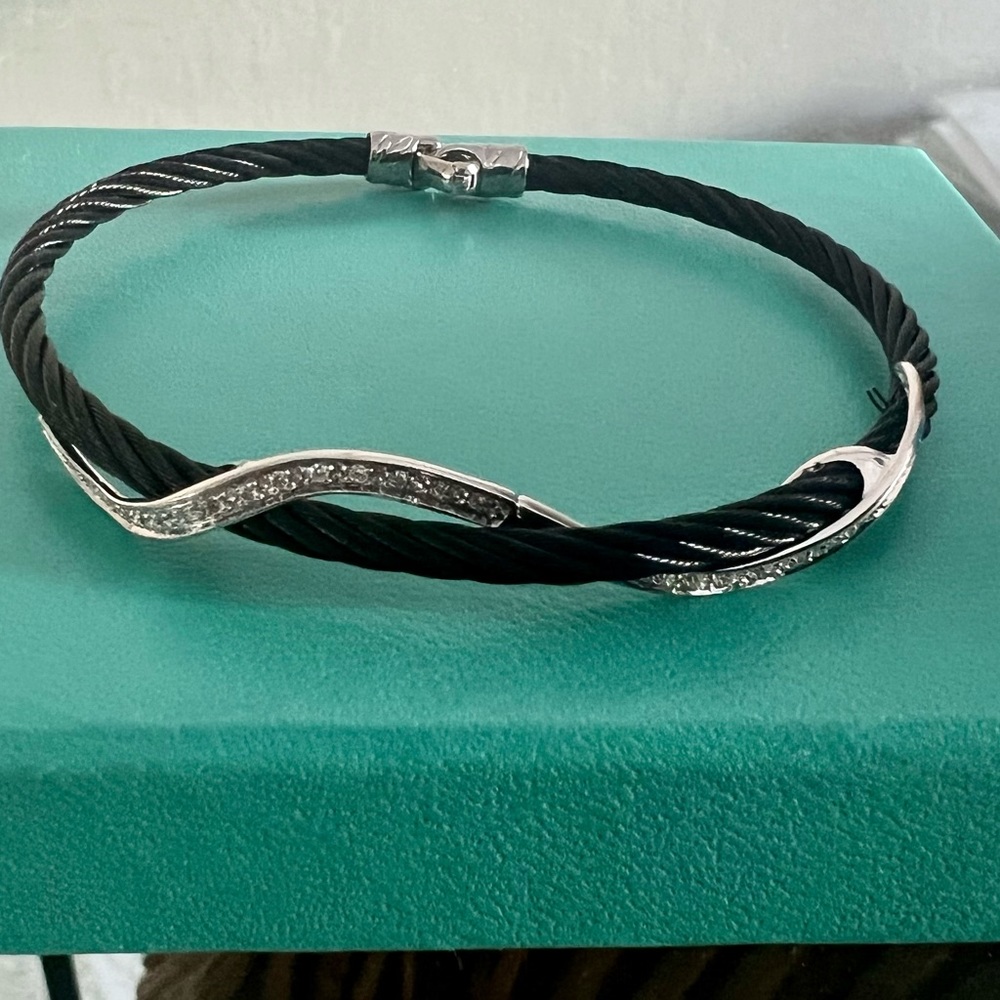 Excellent condition! Received as a gift and unfortunately not my style.